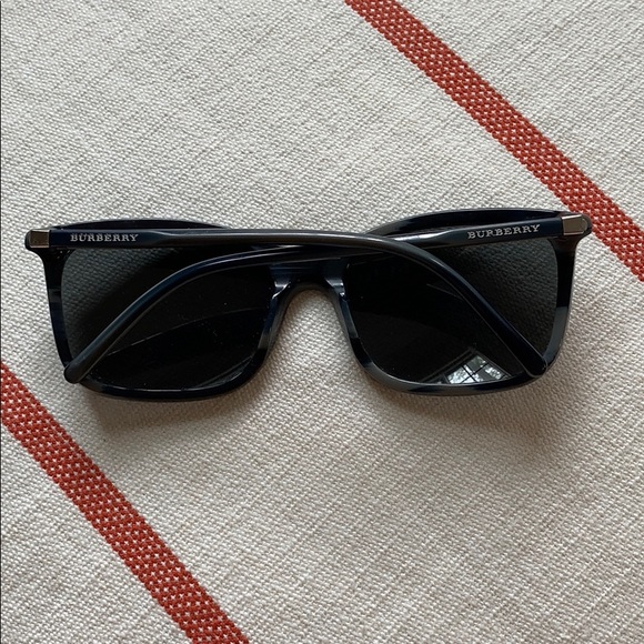 Burberry sunglasses - Picture 3 of 7